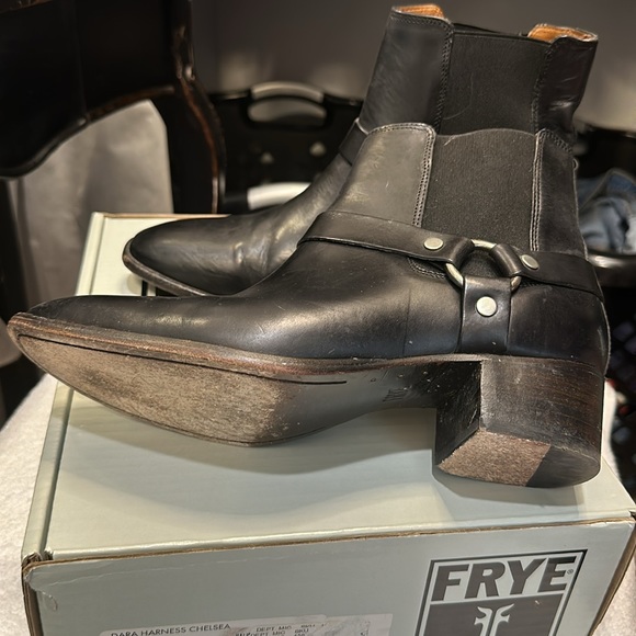 Frye size 9 Black Dara Harness Chelsea Boots - Picture 4 of 5